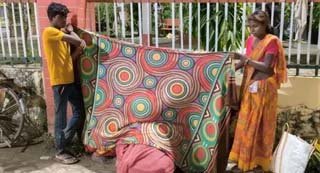 मुसहर होने के चलते नहीं किया अस्पताल में भर्ती, सड़क पर प्रसूता ने दिया बच्चे को जन्म, CMO ने कराया भर्ती