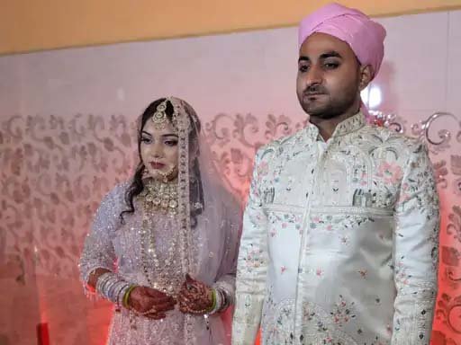 दहेज में कार नहीं मिली तो पति ने तीन तलाक देकर पत्नी को चौराहे पर छोड़ा