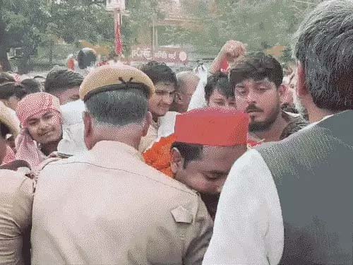 वाराणसी में नामांकन के दौरान बवाल, आशुतोष सिन्हा के समर्थकों की पुलिस से धक्का-मुक्की; बैरिकेडिंग तोड़कर आगे बढ़ी भीड़
