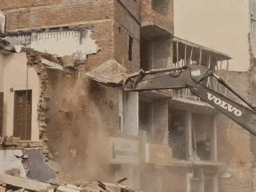 वाराणसी में विकास की रफ्तार तेज: दालमंडी और पुलिसलाइन-कचहरी में चला बुलडोजर, अंतिम ध्वस्तीकरण पूरा