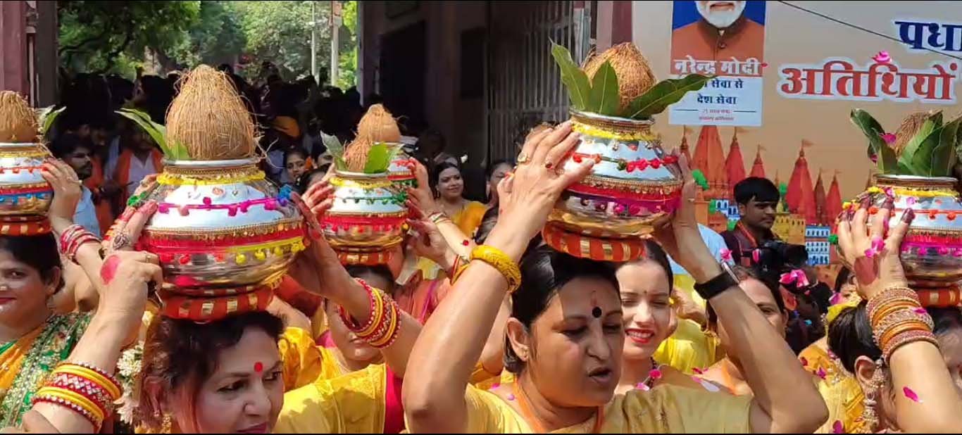 काशी में सेवा संकल्प अभियान की भव्य झलक: 51 महिलाओं ने सिर पर कलश लेकर निकाली शोभायात्रा, 500 बाइकर्स भी बने हिस्सा