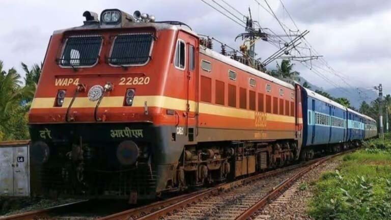 दीपावली-छठ पर घर जाने वालों की बढ़ी टेंशन, ट्रेनों में नो रूम तो पटना की फ्लाइट 20 हजार के पार