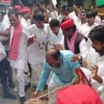 चुनाव आयोग के खिलाफ सपा का प्रदर्शन, ज्ञानेश कुमार का फूंका पुतला, 'वोट चोरी' का लगाया आरोप