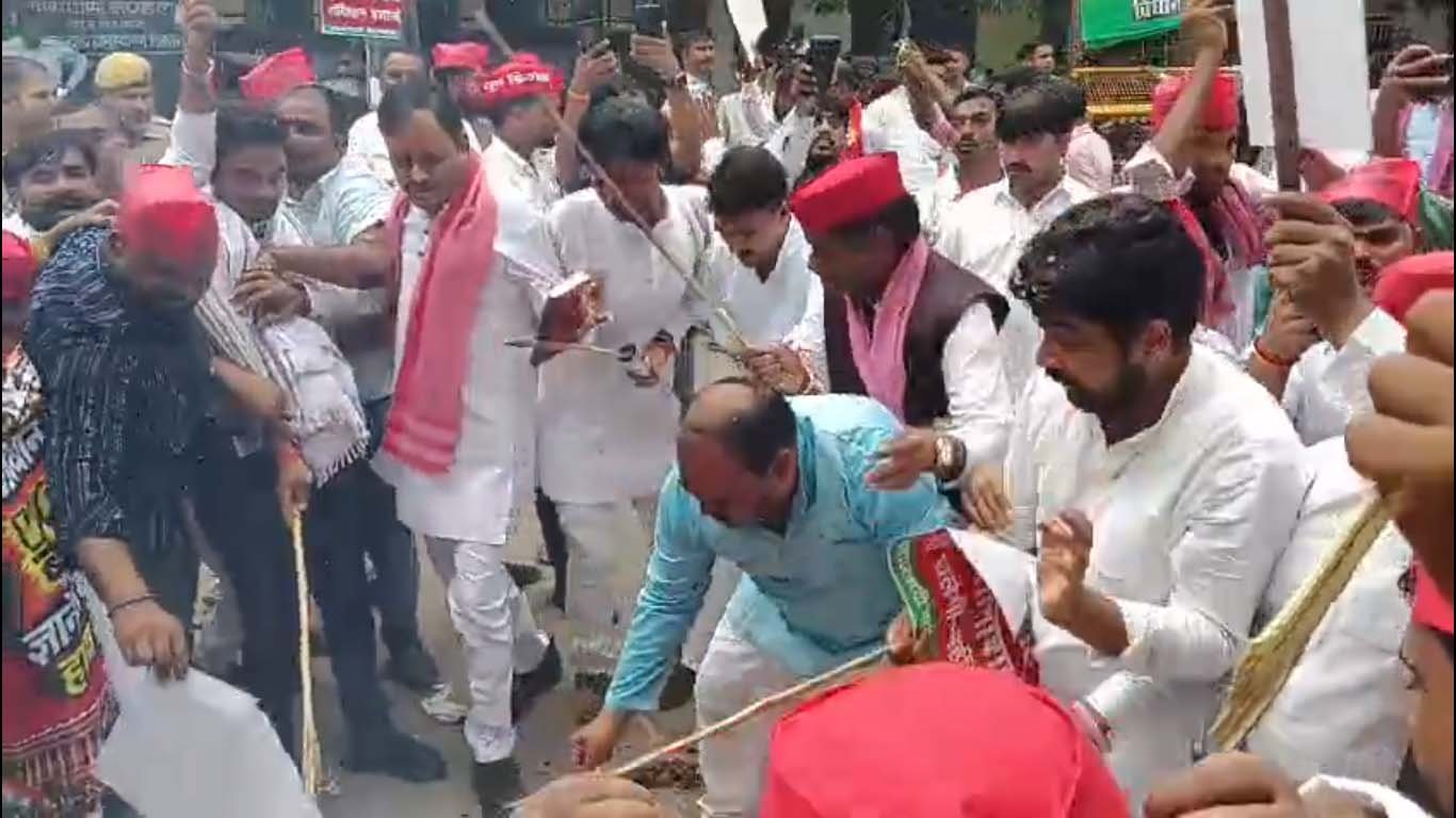 चुनाव आयोग के खिलाफ सपा का प्रदर्शन, ज्ञानेश कुमार का फूंका पुतला, 'वोट चोरी' का लगाया आरोप