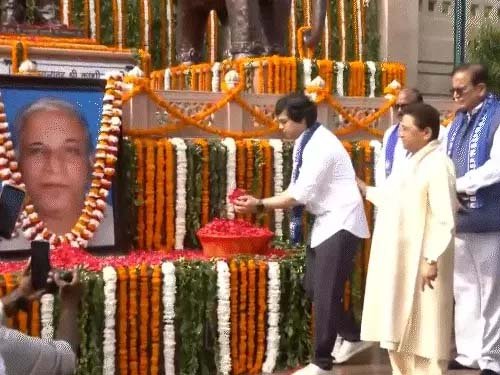 कांशीराम की पुण्यतिथि पर मायावती के साथ दिखे आकाश आनंद, पार्टी में वापसी के बाद पहली बार नजर आईं बुआ-भतीजे की जोड़ी