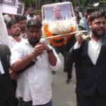 वाराणसी कचहरी में मुख्य चुनाव आयुक्त के खिलाफ अधिवक्ताओं का प्रदर्शन, शवयात्रा निकालकर जताया विरोध