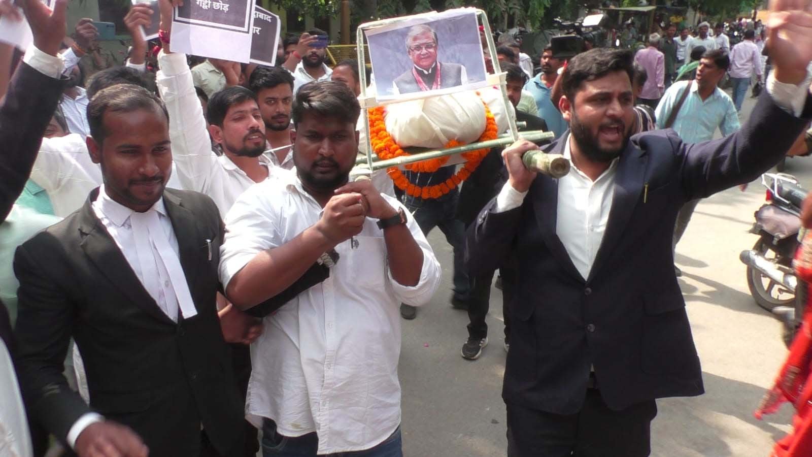 वाराणसी कचहरी में मुख्य चुनाव आयुक्त के खिलाफ अधिवक्ताओं का प्रदर्शन, शवयात्रा निकालकर जताया विरोध