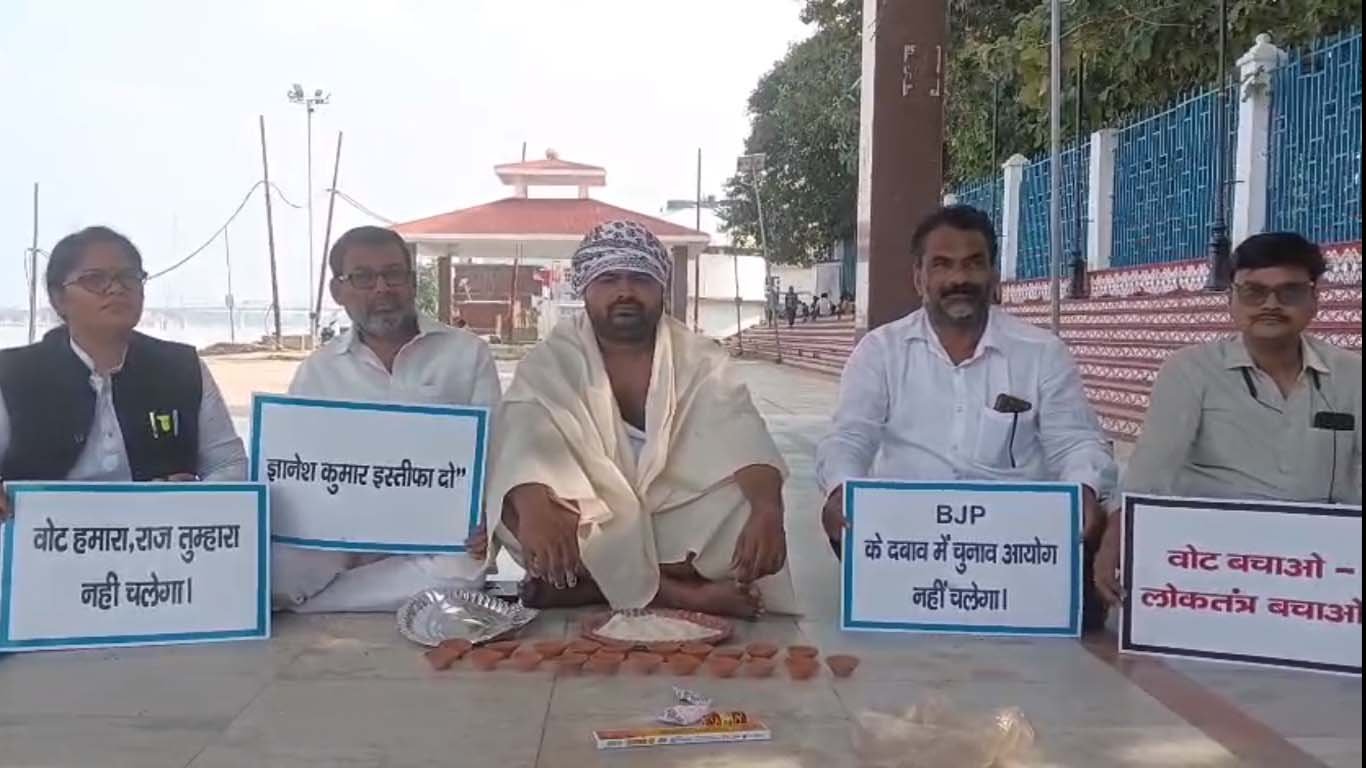 रविदास घाट पर सपा कार्यकर्ताओं का अनोखा विरोध, चुनाव आयोग और मुख्य चुनाव आयुक्त का किया पिंडदान