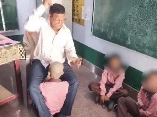 छात्र के मुंडे सिर पर तबला बजाने लगे हेड मास्टर, वीडियो वायरल होने पर निलंबित