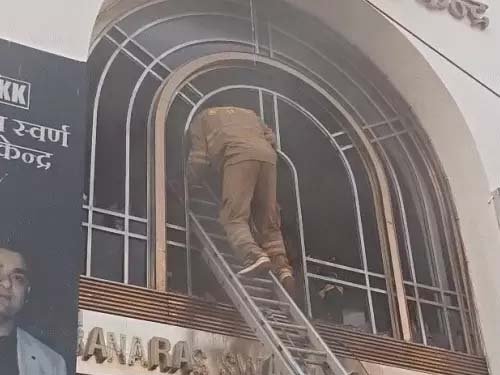 वाराणसी में साड़ी-आभूषण के शोरूम में लगी भीषण आग, तीन घंटे बाद पाया काबू