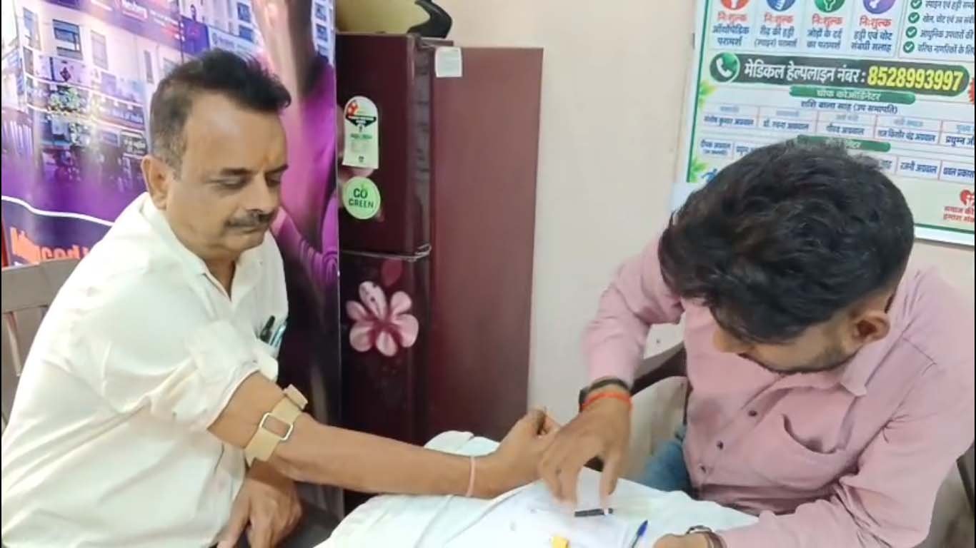 70 वर्ष से अधिक उम्र के बुजुर्गों के आयुष्मान कार्ड बनवाने की पहल, काशी अग्रवाल समाज ने लगाया विशेष शिविर