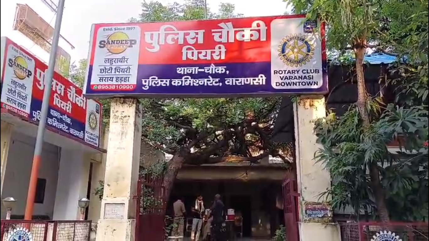 बेनियाबाग में बच्चे पर गाड़ी चढ़ाने का आरोप, आक्रोशित लोगों ने कार पर बरसाए पत्थर