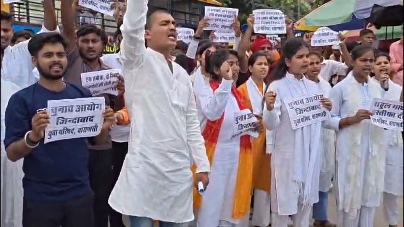 वाराणसी में राहुल गांधी के खिलाफ युवा परिषद का हल्ला बोल, चुनाव आयोग के समर्थन में निकाला न्याय मार्च