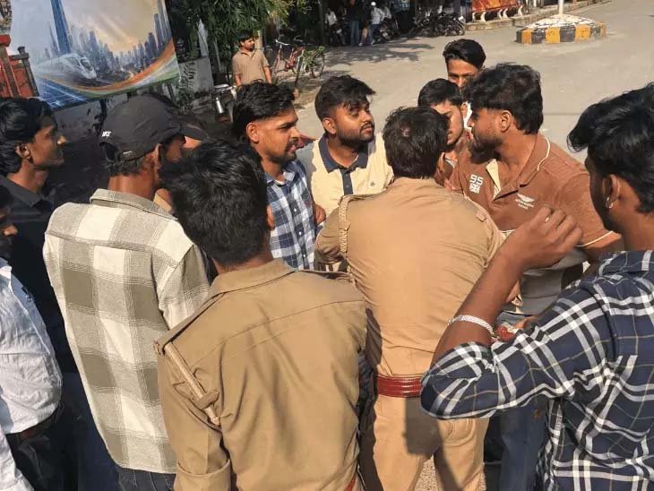 काशी विद्यापीठ में मुख्य चुनाव आयुक्त के पुतले के दहन की कोशिश, पुलिस ने रोका प्रदर्शन