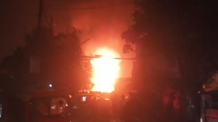 वाराणसी में गैस सिलेंडर ब्लास्ट से मची अफरातफरी, 10-15 मिनट के अंतराल पर फटे तीन सिलेंडर
