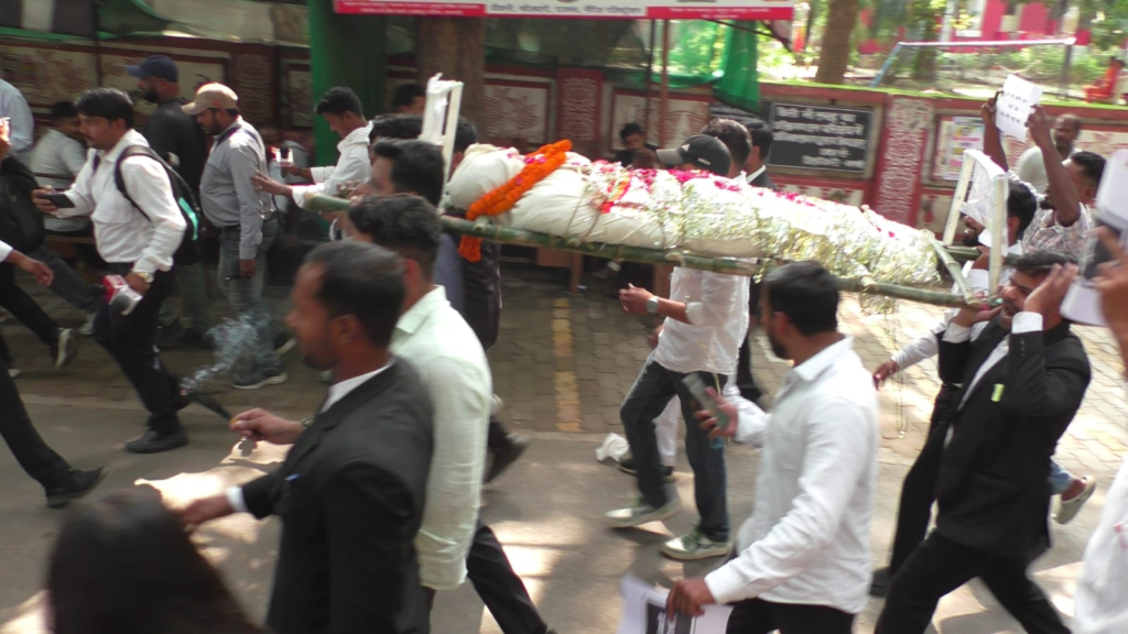 वाराणसी कचहरी में मुख्य चुनाव आयुक्त के खिलाफ अधिवक्ताओं का प्रदर्शन, शवयात्रा निकालकर जताया विरोध