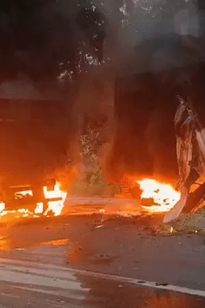 आगरा-अलीगढ़ हाईवे पर दो वाहनों में जोरदार भिड़ंत, आग लगने से डंपर चालक-क्लीनर की मौत