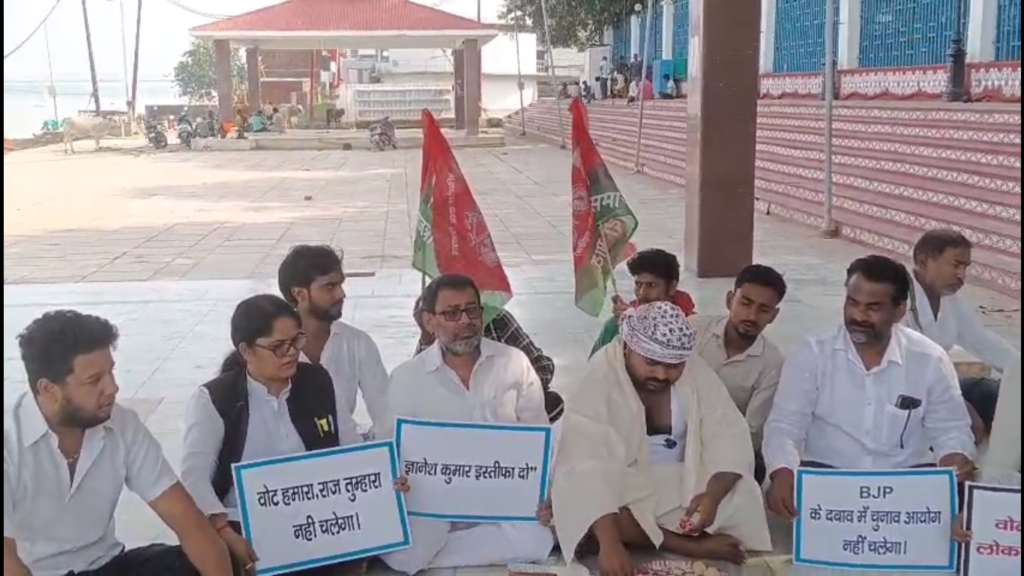 रविदास घाट पर सपा कार्यकर्ताओं का अनोखा विरोध, चुनाव आयोग और मुख्य चुनाव आयुक्त का किया पिंडदान