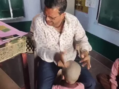 छात्र के मुंडे सिर पर तबला बजाने लगे हेड मास्टर, वीडियो वायरल होने पर निलंबित