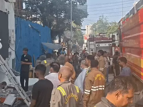वाराणसी में साड़ी-आभूषण के शोरूम में लगी भीषण आग, तीन घंटे बाद पाया काबू