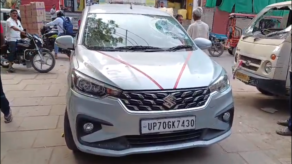 बेनियाबाग में बच्चे पर गाड़ी चढ़ाने का आरोप, आक्रोशित लोगों ने कार पर बरसाए पत्थर