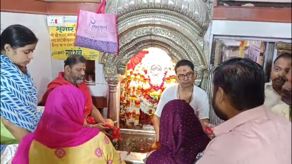 वाराणसी में मां ब्रह्मचारिणी के दर्शन को उमड़े श्रद्धालु, मंदिर में गूंजे जयकारे