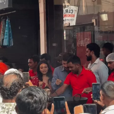 काशी की गलियों में पत्नी संग घूमे मनोज तिवारी, दुकान पर खुद छानी जलेबी