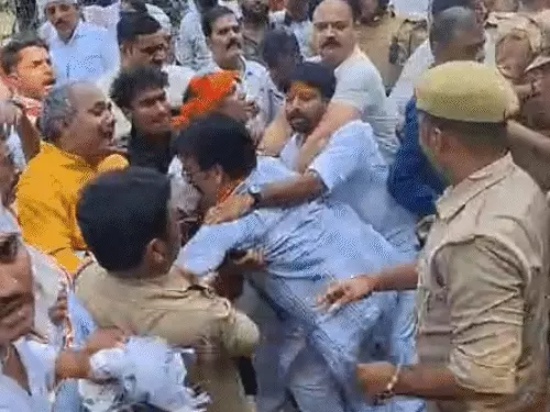 वाराणसी में UGC के नए नियमों के खिलाफ प्रदर्शन, कलेक्ट्रेट जा रहे करणी सेना कार्यकर्ताओं को पुलिस ने हिरासत में लिया