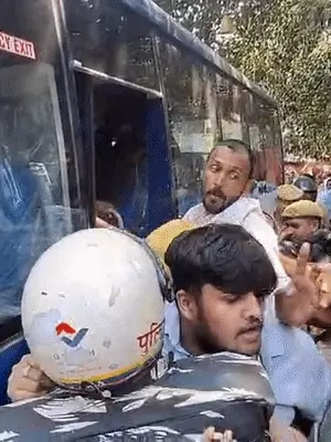 वाराणसी में UGC के नए नियमों के खिलाफ प्रदर्शन, कलेक्ट्रेट जा रहे करणी सेना कार्यकर्ताओं को पुलिस ने हिरासत में लिया