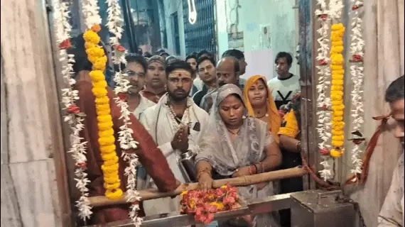 शारदीय नवरात्रि के तीसरे दिन वाराणसी में मां चंद्रघंटा के दर्शन को उमड़ी भीड़, ब्रह्म मुहूर्त से लगीं लंबी कतारें
