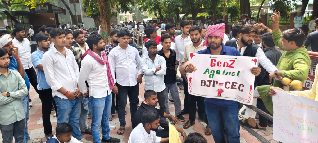 वाराणसी में छात्रों का प्रदर्शन: ज्ञानेश कुमार के इस्तीफे की मांग, पुलिस से झड़प; छात्रसंघ चुनाव कराने की उठाई आवाज