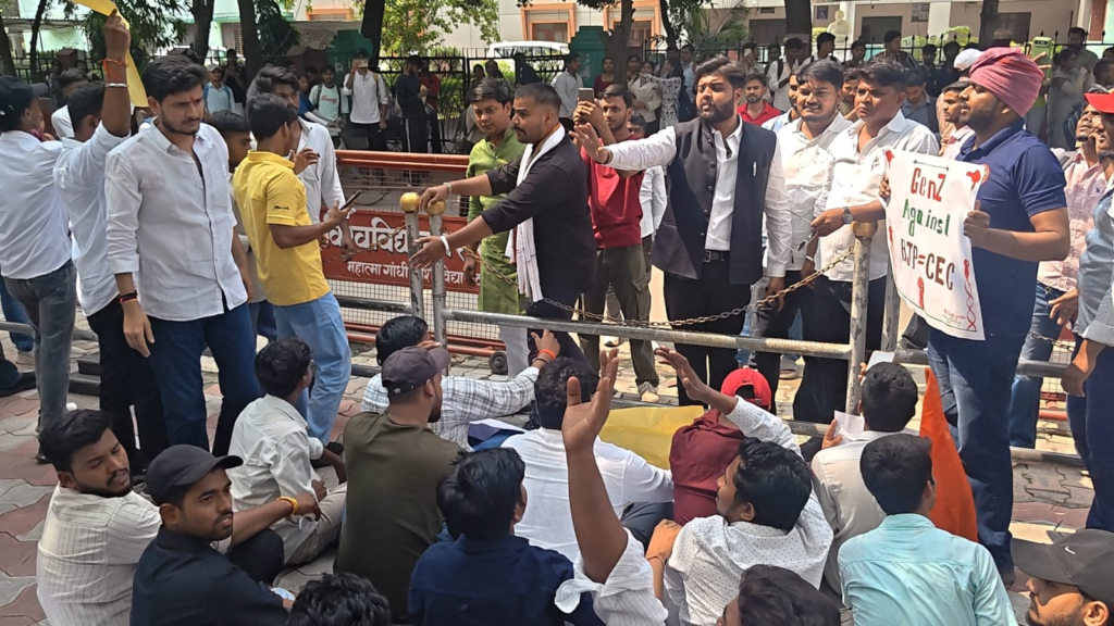 वाराणसी में छात्रों का प्रदर्शन: ज्ञानेश कुमार के इस्तीफे की मांग, पुलिस से झड़प; छात्रसंघ चुनाव कराने की उठाई आवाज