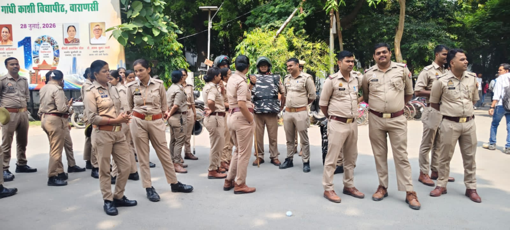 वाराणसी में छात्रों का प्रदर्शन: ज्ञानेश कुमार के इस्तीफे की मांग, पुलिस से झड़प; छात्रसंघ चुनाव कराने की उठाई आवाज