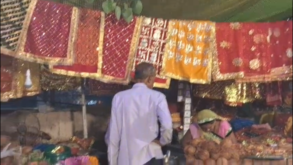 नवरात्र के चौथे दिन मां कूष्मांडा के दर्शन के लिए उमड़े श्रद्धालु, दुर्गाकुंड मंदिर में लगा भक्तों का तांता