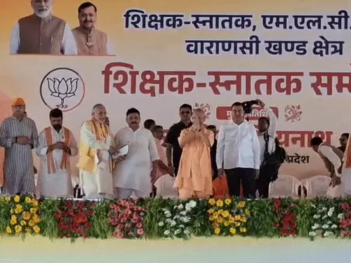 दो दिवसीय दौरे पर वाराणसी पहुंचे सीएम योगी, अरविंद टेक्सटाइल फैक्ट्री का किया निरीक्षण