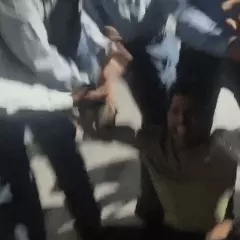 BHU में मेस के खाने में निकला कीड़ा, नाराज छात्रों ने कुलपति आवास के बाहर किया प्रदर्शन
