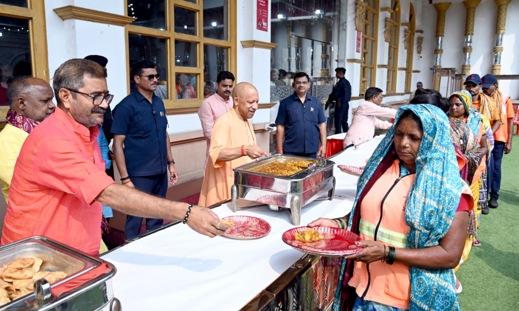 स्वच्छता मित्र समाज की नींव, उनका सम्मान करना गौरव की बात : योगी आदित्यनाथ