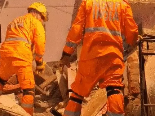 वाराणसी में अवैध पटाखा फैक्ट्री में विस्फोट, फरार आरोपी राजू खान मुठभेड़ के बाद गिरफ्तार