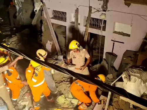 वाराणसी में अवैध पटाखा फैक्ट्री में विस्फोट, फरार आरोपी राजू खान मुठभेड़ के बाद गिरफ्तार