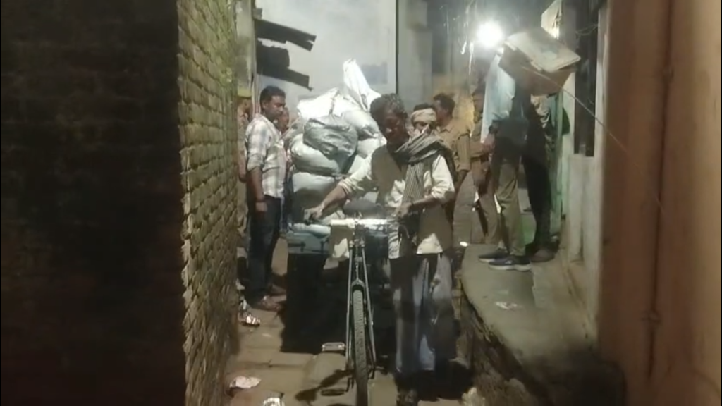 वाराणसी में अवैध पटाखों के कारोबार पर पुलिस का शिकंजा, दो आरोपी गिरफ्तार; 30 कुंतल के करीब पटाखे और कच्चा माल बरामद