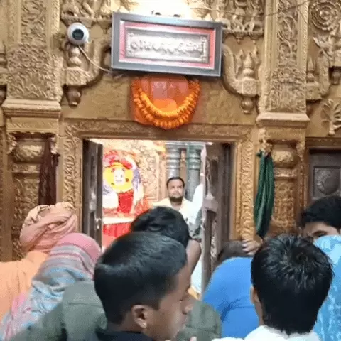महाष्टमी पर काशी में उमड़ी श्रद्धालुओं की भीड़, मां अन्नपूर्णा के दरबार में भक्तों ने लगाई हाजिरी