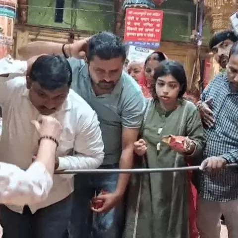 महाष्टमी पर काशी में उमड़ी श्रद्धालुओं की भीड़, मां अन्नपूर्णा के दरबार में भक्तों ने लगाई हाजिरी