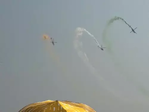 Varanasi Air Show: नमो घाट पर राफेल की गर्जना से गूंजा आसमान, हेलिकॉप्टर से क्रूज पर उतरे कमांडो; देखें एयर शो की रिहर्सल