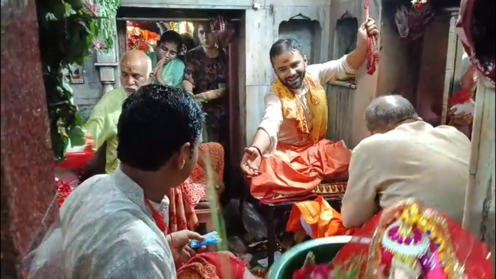 लक्ष्मीकुंड में गूंजे जिउतिया माता के जयकारे, संतान की दीर्घायु के लिए महिलाओं ने रखा निर्जला व्रत