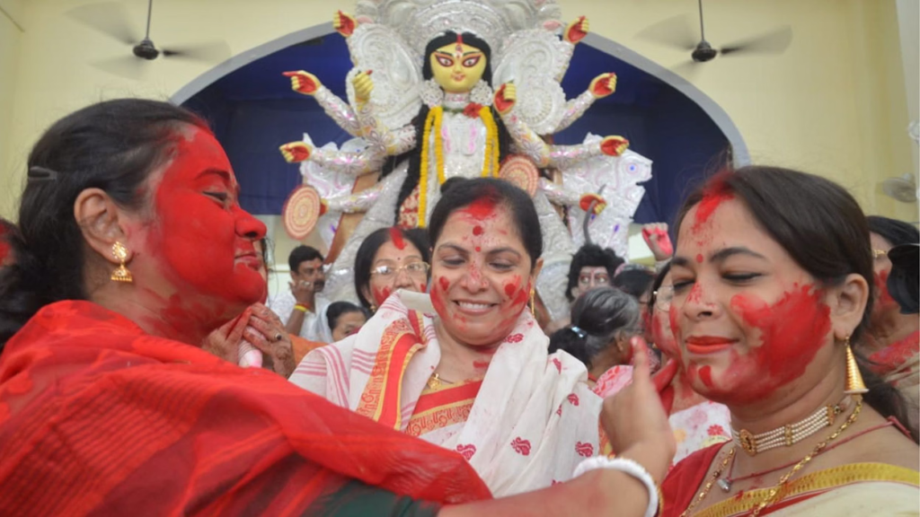 काशी में सिंदूर खेला के साथ मां दुर्गा को दी जा रही विदाई, अगले बरस फिर आने की कामना