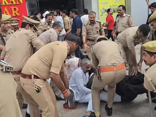 ग्रेटर नोएडा में किसानों और पुलिस के बीच टकराव, प्रदर्शनकारियों को हिरासत में लेकर हटाया
