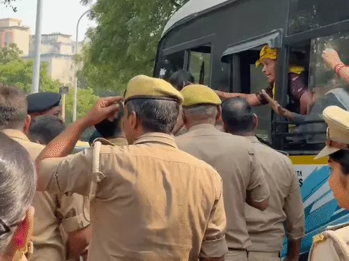 ग्रेटर नोएडा में किसानों और पुलिस के बीच टकराव, प्रदर्शनकारियों को हिरासत में लेकर हटाया