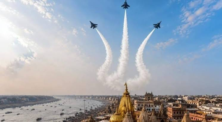 नमो घाट पर एयर शो में गूंजी अमिताभ बच्चन की आवाज, कथक की थाप पर थिरकीं नृत्यांगनाएं; गंगा तट पर छाया देशभक्ति का रंग