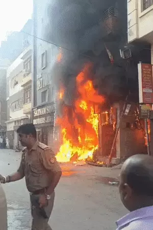 वाराणसी के मदनपुर में तीन मंजिला इमारत में भीषण आग, दुकान में फंसे युवक को दमकलकर्मियों ने बचाया