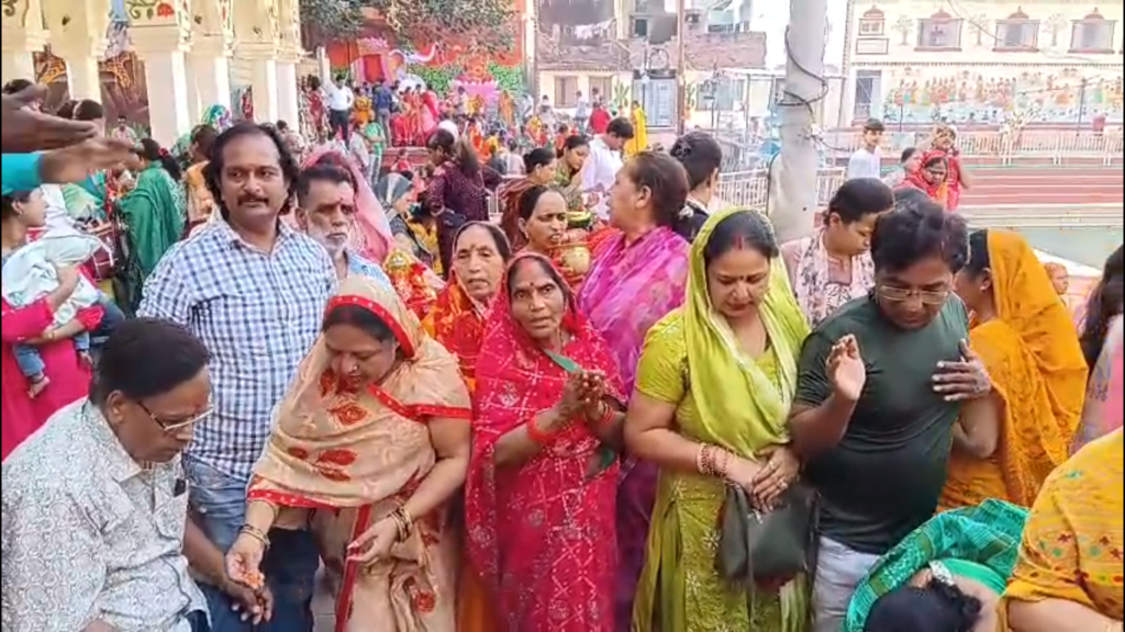 लक्ष्मीकुंड में गूंजे जिउतिया माता के जयकारे, संतान की दीर्घायु के लिए महिलाओं ने रखा निर्जला व्रत